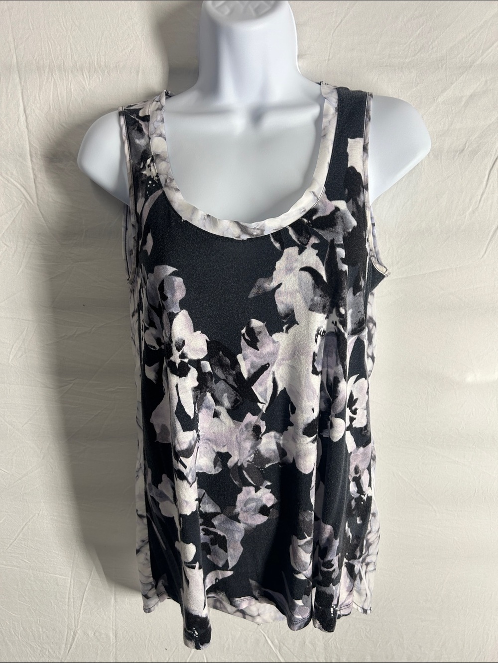 Vera Wang Black Floral Scoop Neck Tank